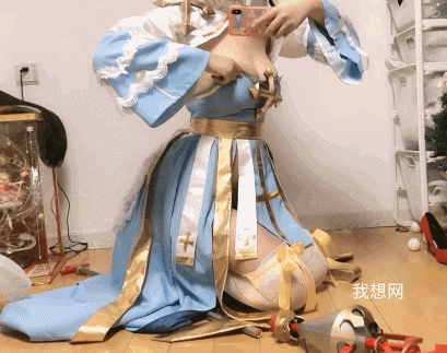 车展上胸大的cosplay小姐姐差点走光gif 搞笑GIF