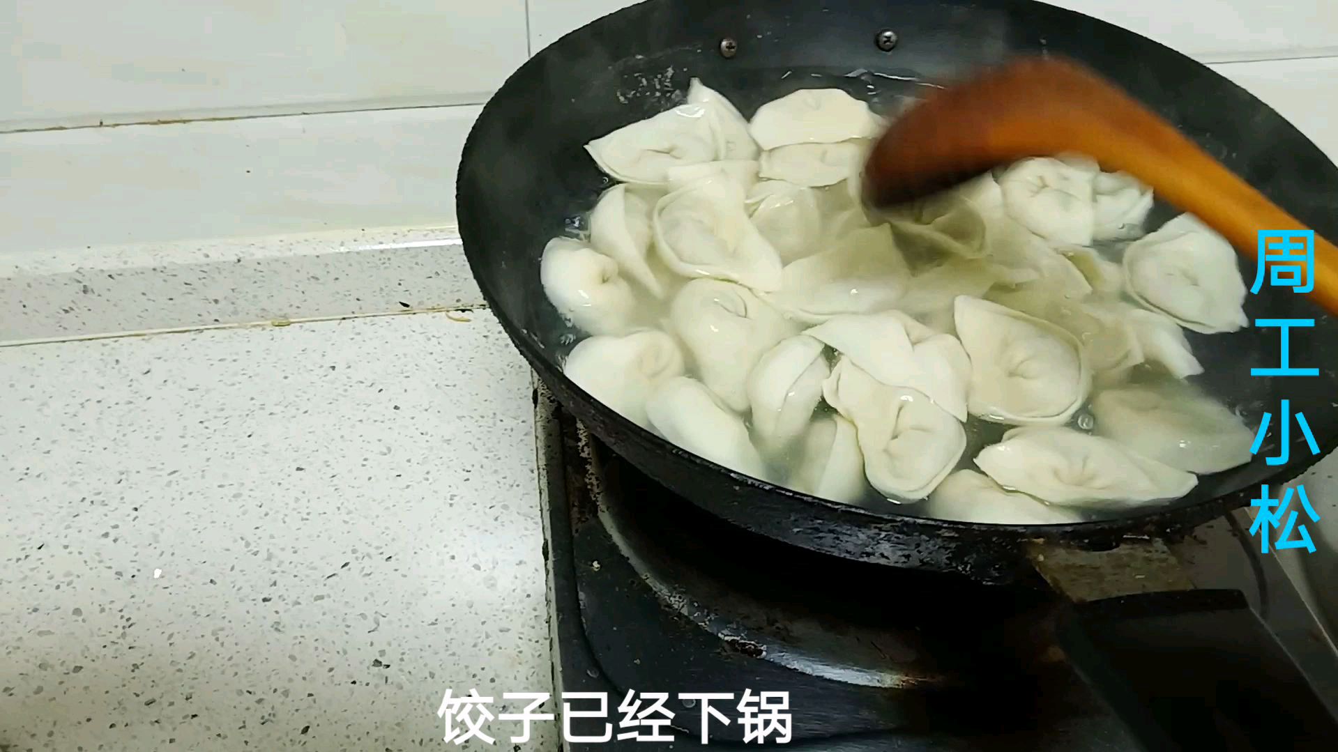 工地小伙难得休息回家,奢侈一次买点肉自己包饺子,一大盘吃美了