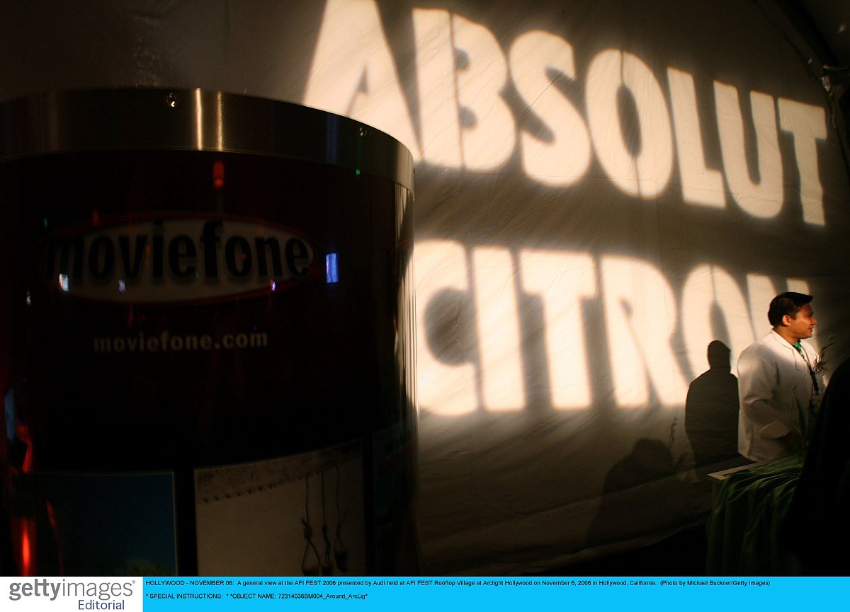将下面json内容翻译为中文并保持json格式：comment Delays hurt the bottom line title Sony Slashes Movie Business Sales Forecast Due to Impact of Strikes content pSony has cut its movie business forecast as a result of t