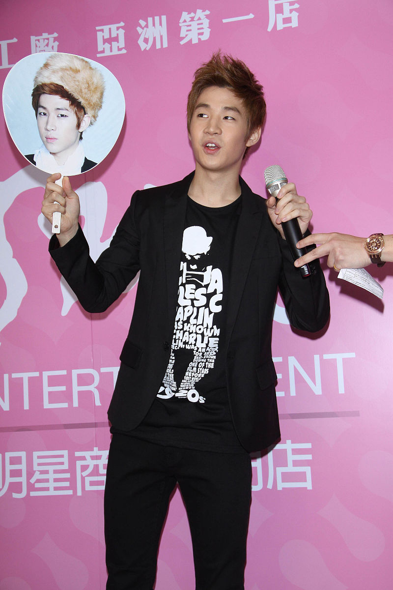 2011年7月8日,台北,"s.m.官方明星商品专门店"开业.super junior-m团