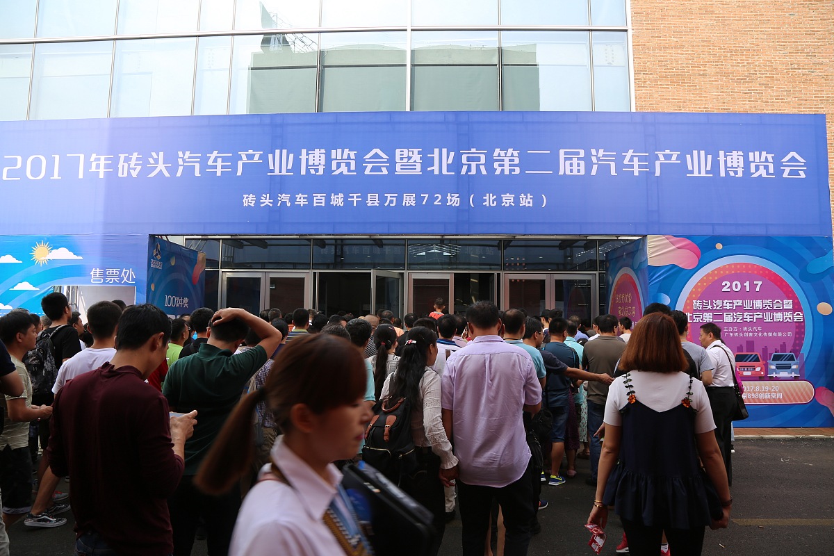 用自己的话说一下这一段话意思不变： 引进和培养旅游电子商务的专业人才不但可以提高黄山旅游电子商务发展的整体水平也有利于鼓励大学生回乡创业发展经济。人才带技术和理论回乡黄山提高资金和发展平台是一种共赢的局面促进地区持续健康发展实现共同富裕。