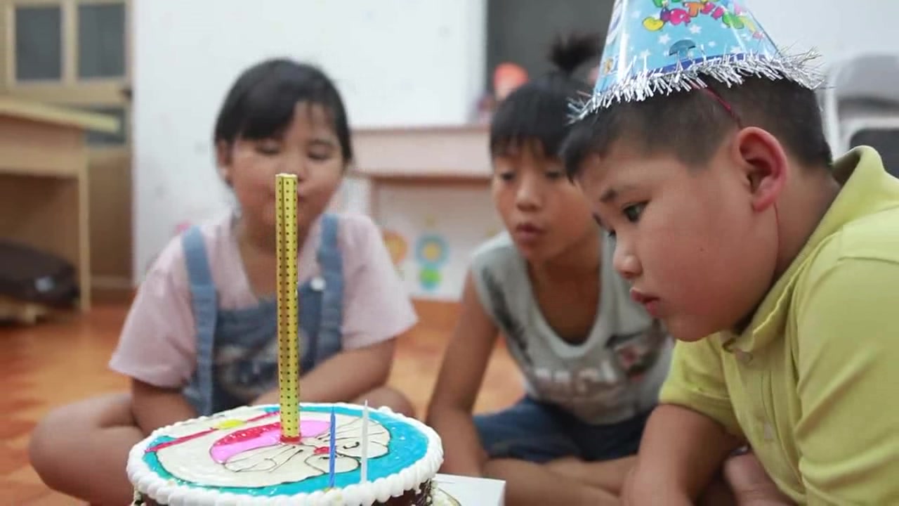 小伙伴们点蜡烛唱生日快乐歌