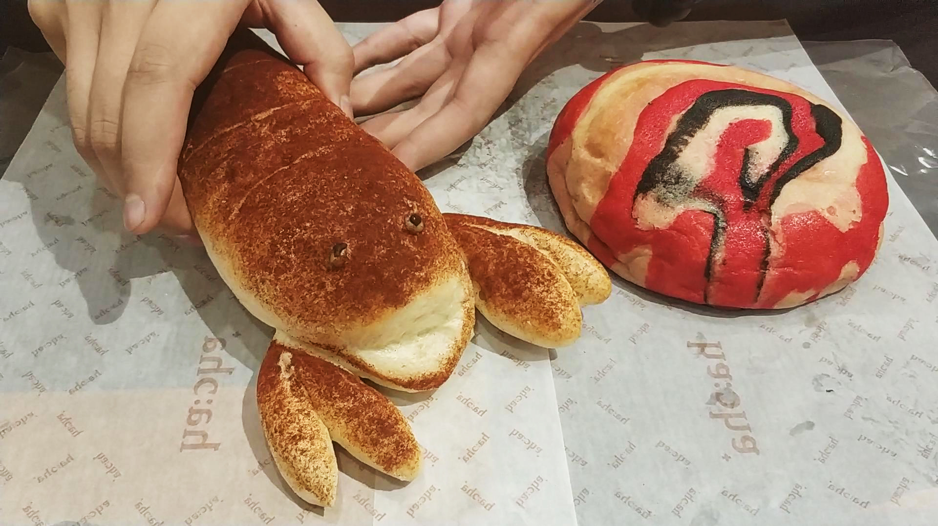 最近很火爆的网红小龙虾面包,29元一个,第一口就感觉有点被坑了