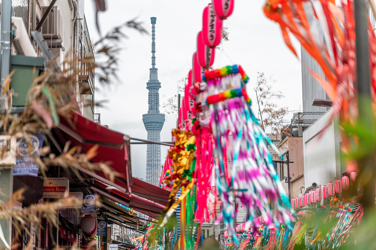 当地时间2019年7月6日,日本东京,民众张灯结彩迎接令和元年首个日本七