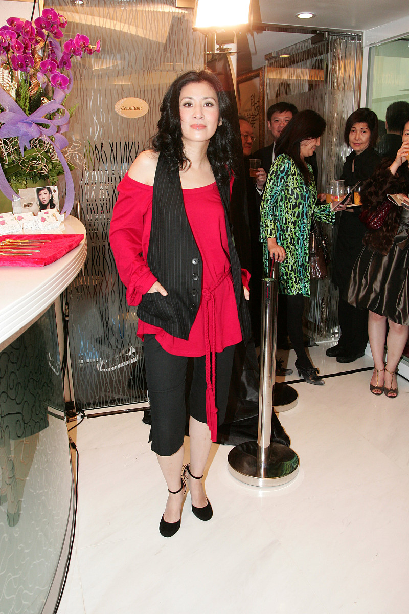 新开了一家美容店装修很豪华员工可以自己选择工作服用简短的话描述