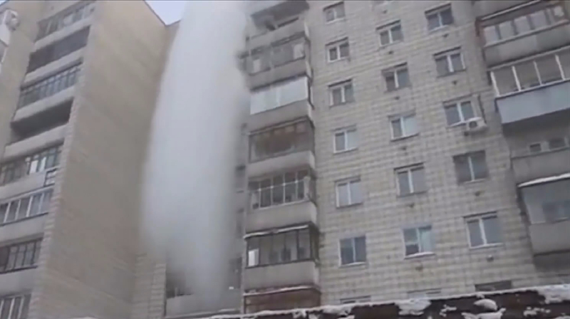 男子在零下40度将开水从楼上倒下,水变成了水蒸气,这是什么原理