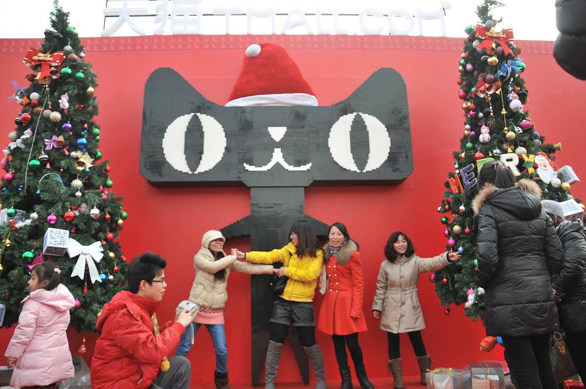 2012年12月23日,杭州吴山广场出现一座高3.5米的乐高天猫作品,作品是