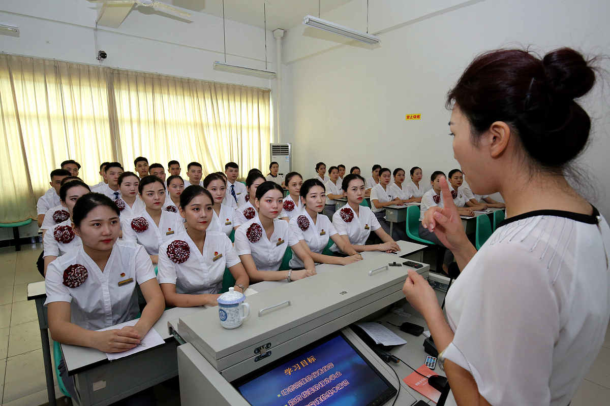 重庆职校医学美容技术专业详解：未来职业发展方向