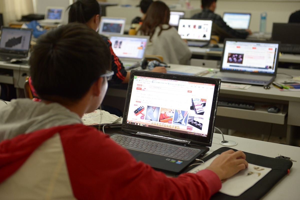 ***_***2014年11月10日,浙江义乌工商学院创业班的大学生们正加班加点