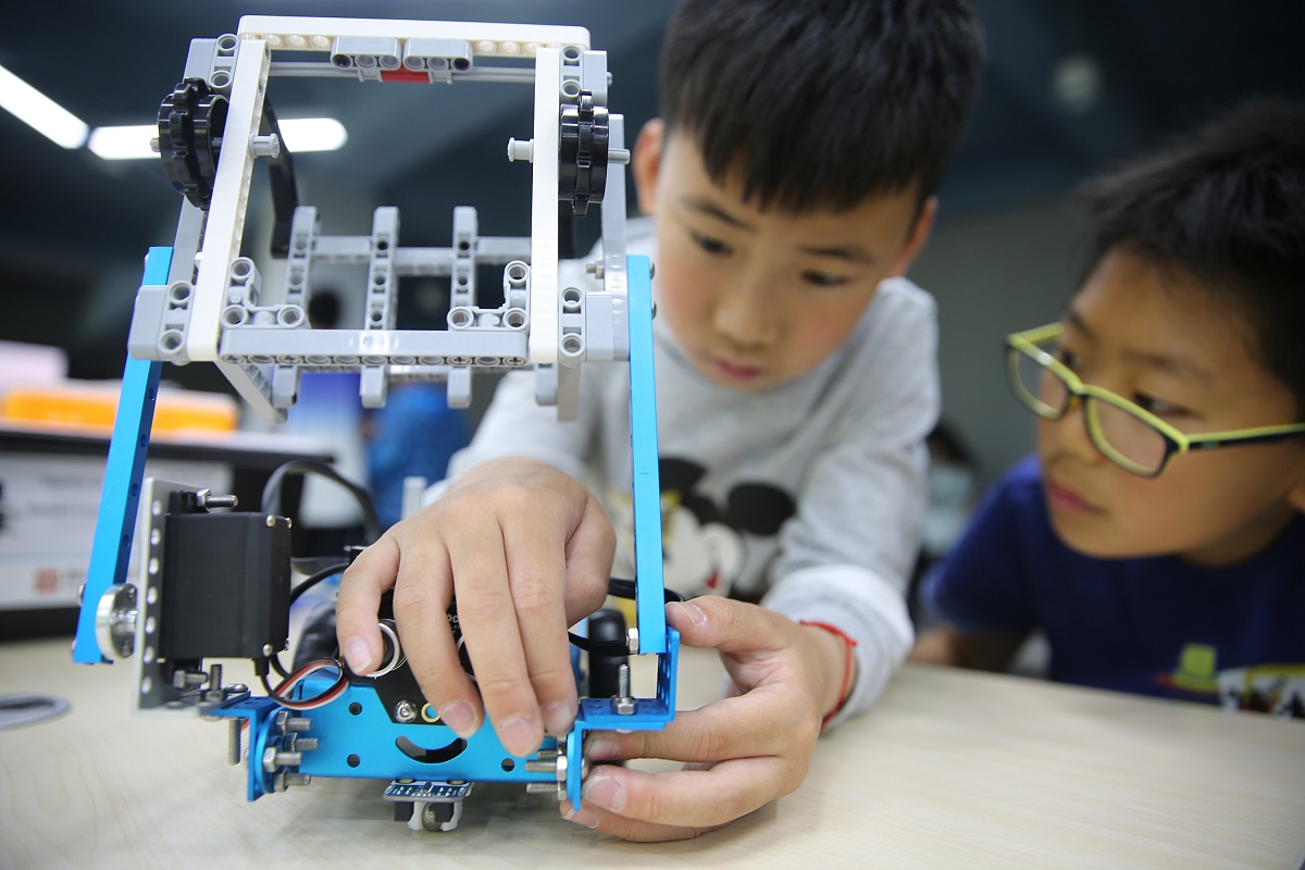 EV3推物小车 课程教案 教学目标：1情感态度价值观 2知识技能目标 3过程与方法重点难点 教学准备 教学设计 教学反思