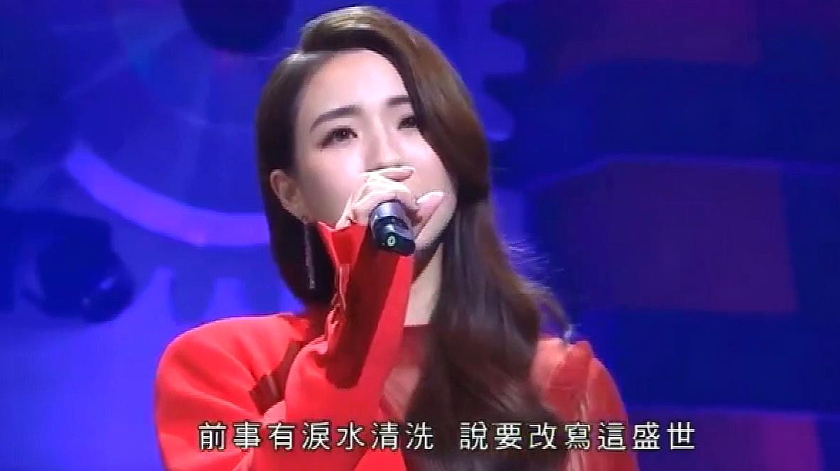 [图]美女菊梓乔现场演唱《只想与你再一起》,感情真挚打动人心!