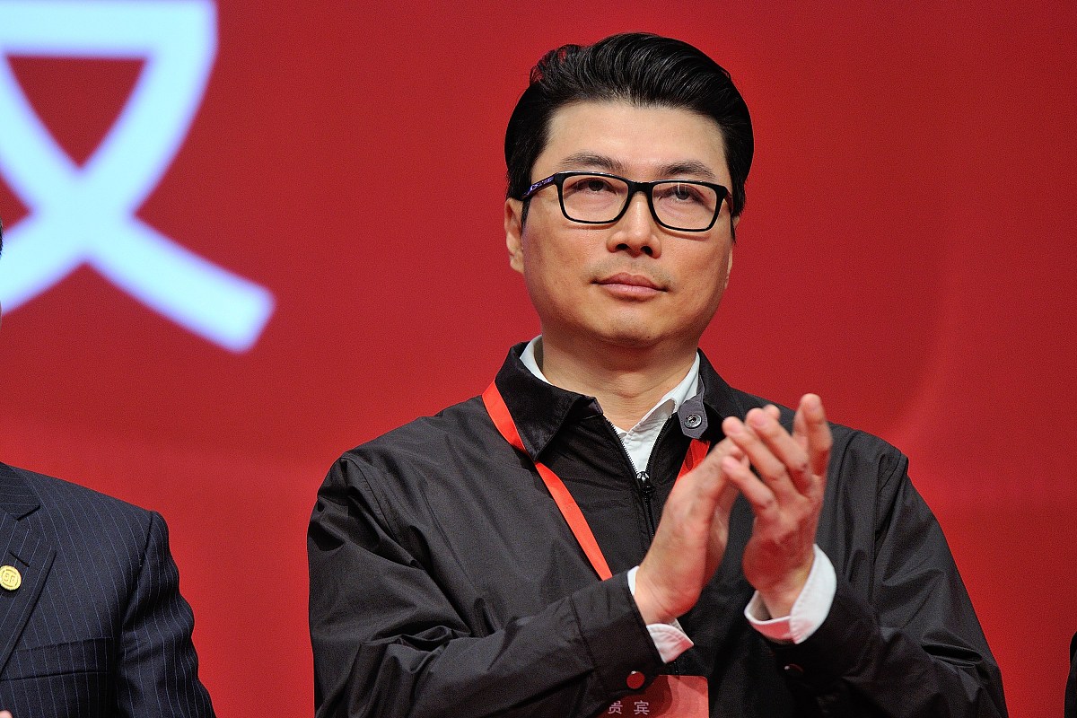 对顺丰控股通过与鼎泰新材进行股权置换方案进行讨论。资产置换过程中如何定价？业绩承诺标准如何合理制定？