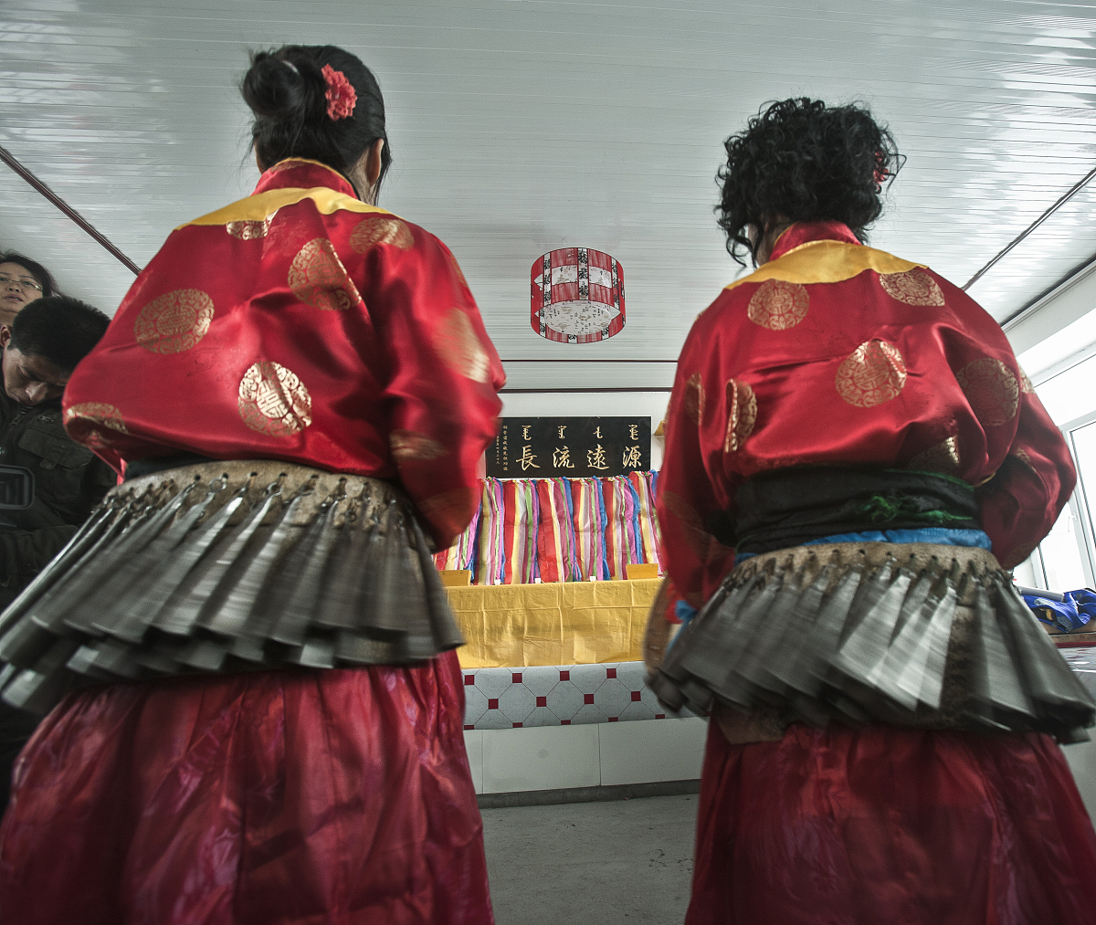 ***_***2010年12月12日,牡丹江宁安太平村,满族祭祖,跳神甩腰铃的查玛