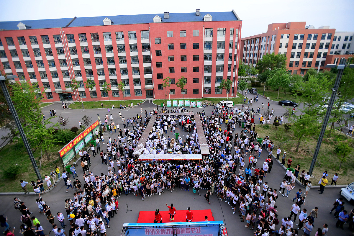 你充当一个写作文员我给你一段话你对这段话进行伪原创、润色改写降低与原文的相似度保持主要意思不变再进行一句话的简单扩写扩写加在原来的内容后面也就是放在同一个pp里面不要放在一个单独的pp里面并且保持html标签不变给你的内容如下：
 p眉山市东坡区多悦高级中学校办学历史悠久文化底蕴深学校在东坡区委区政府区教育局的关心支持下在全校师生的共同努力下使学校硬件建设进一步档升级学校的管