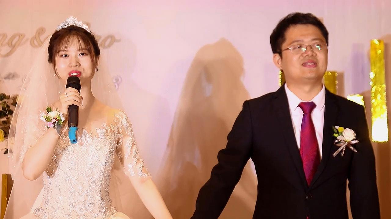 [图]婚礼现场，新娘子发表致辞，不仅长得漂亮讲得也很有水平