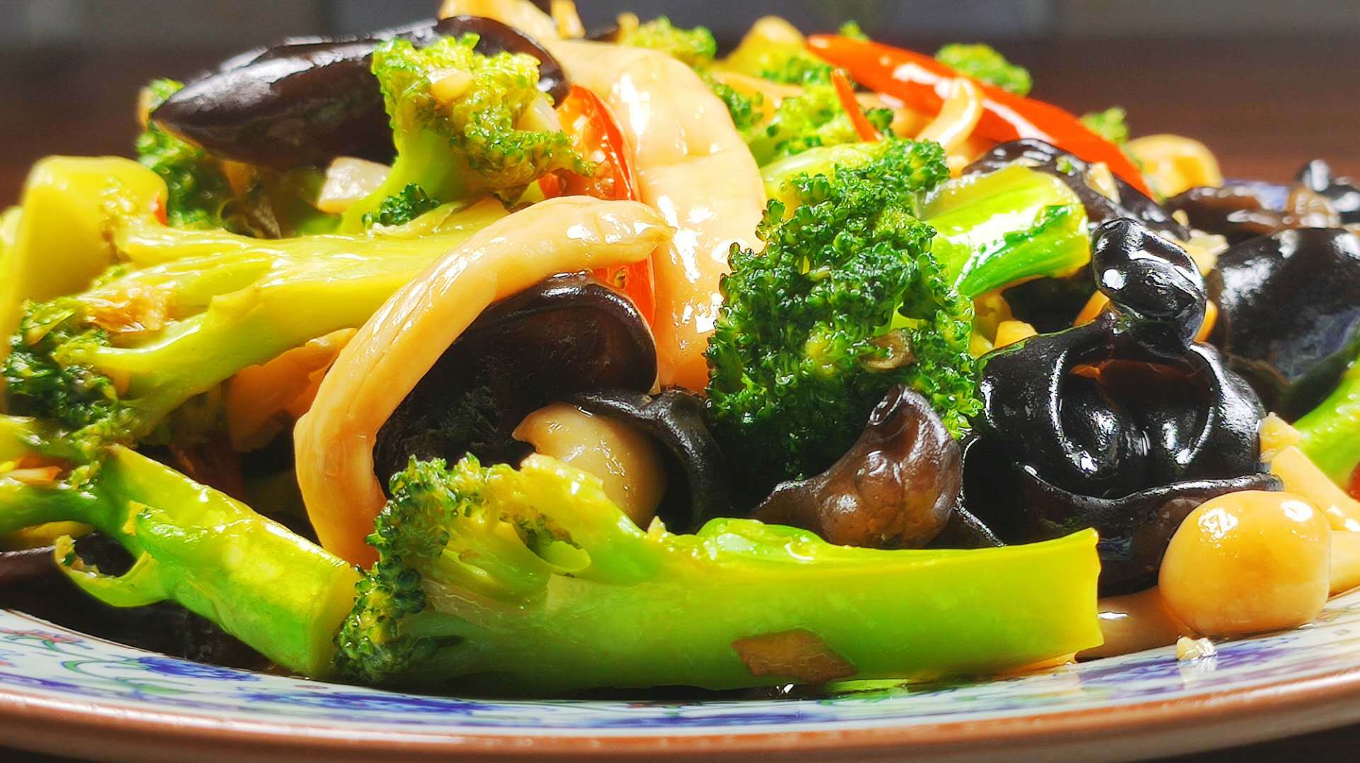 白玉菇,西兰花和木耳一起炒,清新爽脆,营养丰富,多吃有益健康