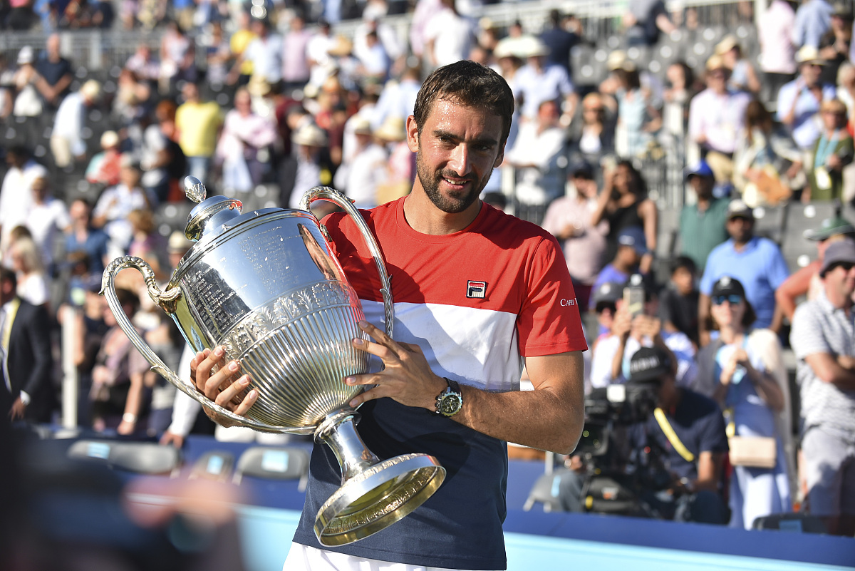 你能帮我把我的文章的开头和结尾重新写吗内容写的更深刻添加一下润色和升华。作为一部经典的小说《德伯家的苔丝》深深地打动了读者的心灵。它讲述了一个出身贫苦的女孩苔丝在经历了种种不幸后最终得到了幸福的故事。从女性主义的角度来看这部小说充分体现了作者对女性命运和权利的关注同时也呈现了女性独立自主的追求和自由平等的追求。首先我们可以看到作者对女性的关注和思考。苔丝的命运是一个典型的例子她出身贫苦但却有一颗坚