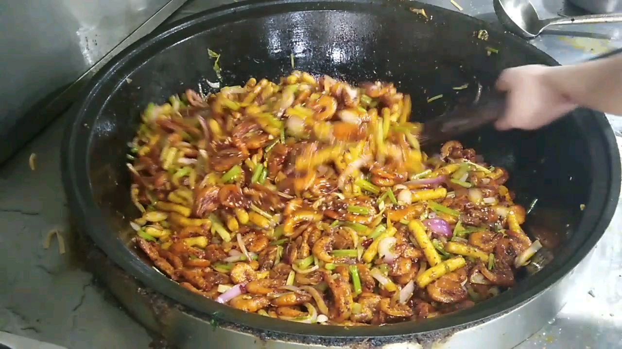大厨一次做15斤基围虾,一炸一炒好看又好吃。香的很。