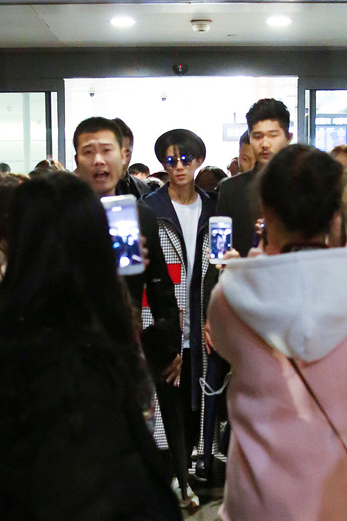 屈楚萧深夜照顾醉酒妻子曹磊，叔叔李晋晔外出无法前来