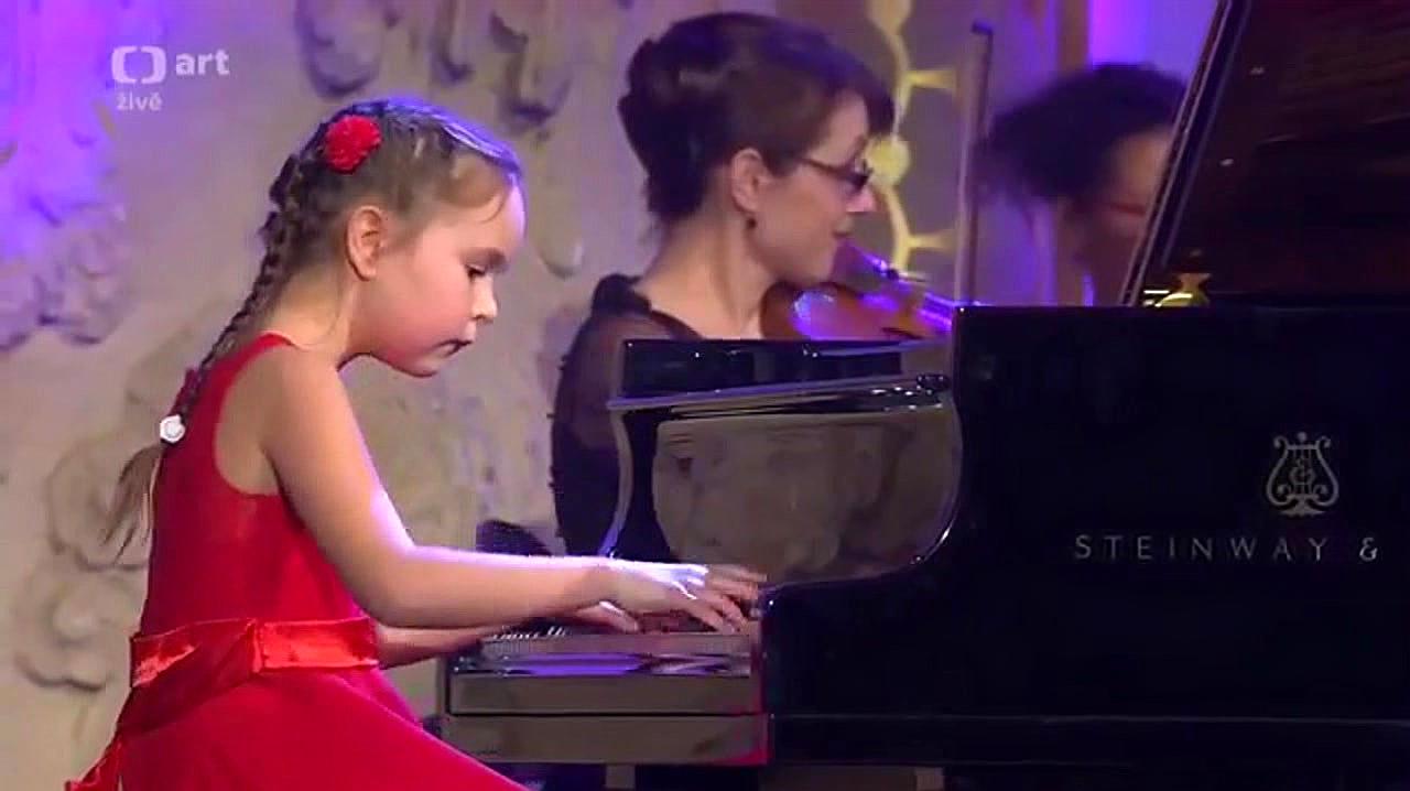 [图]外国8岁小姑娘钢琴演奏海顿的《第11号钢琴协奏曲(第三乐章)》