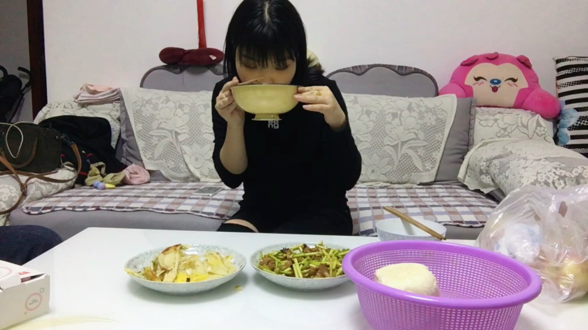 美女说在老家喝稀饭都是转圈喝,不烧嘴,这表演,太逗了