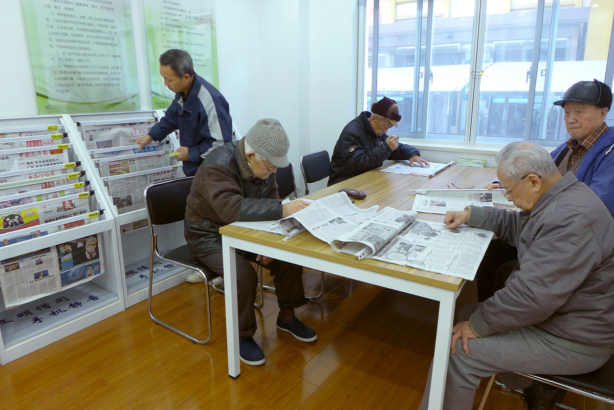 请帮我选几个图书馆学专业的论文题目研究方向与公共图书馆对老年人的服务相关要求角度新颖可研究性强并为每个选题列出大致研究思路