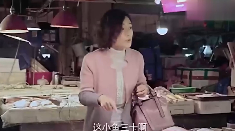 菜市场的鱼不管大小统统30,美女专挑小鱼买,卖鱼小哥也好无奈