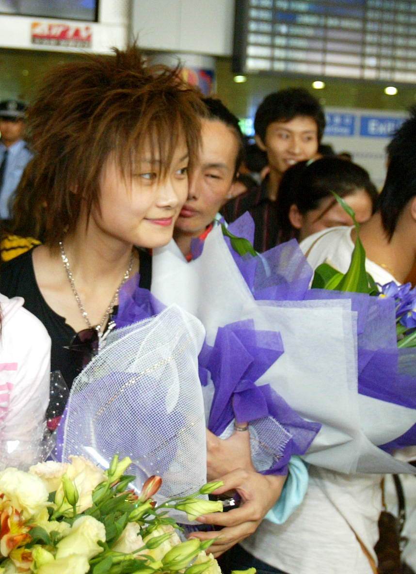 2005年9月18日,北京,2005超级女生总冠军李宇春现身首都国际机场,为即