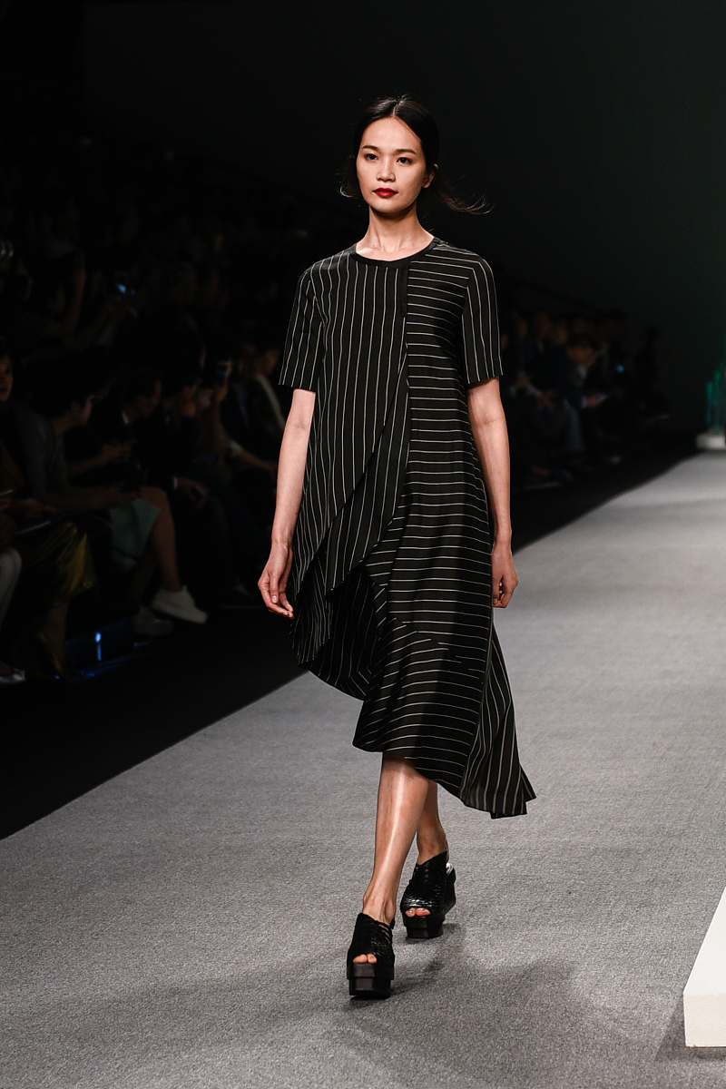 美是会随着时代的变化而变化的时代不同社会对于美的需求也会不同人生最多不过90多年与其陷入这样资本家设立的陷阱中导致自己对自我产生怀疑不如不去理会那些随波逐流的人群做自我就好