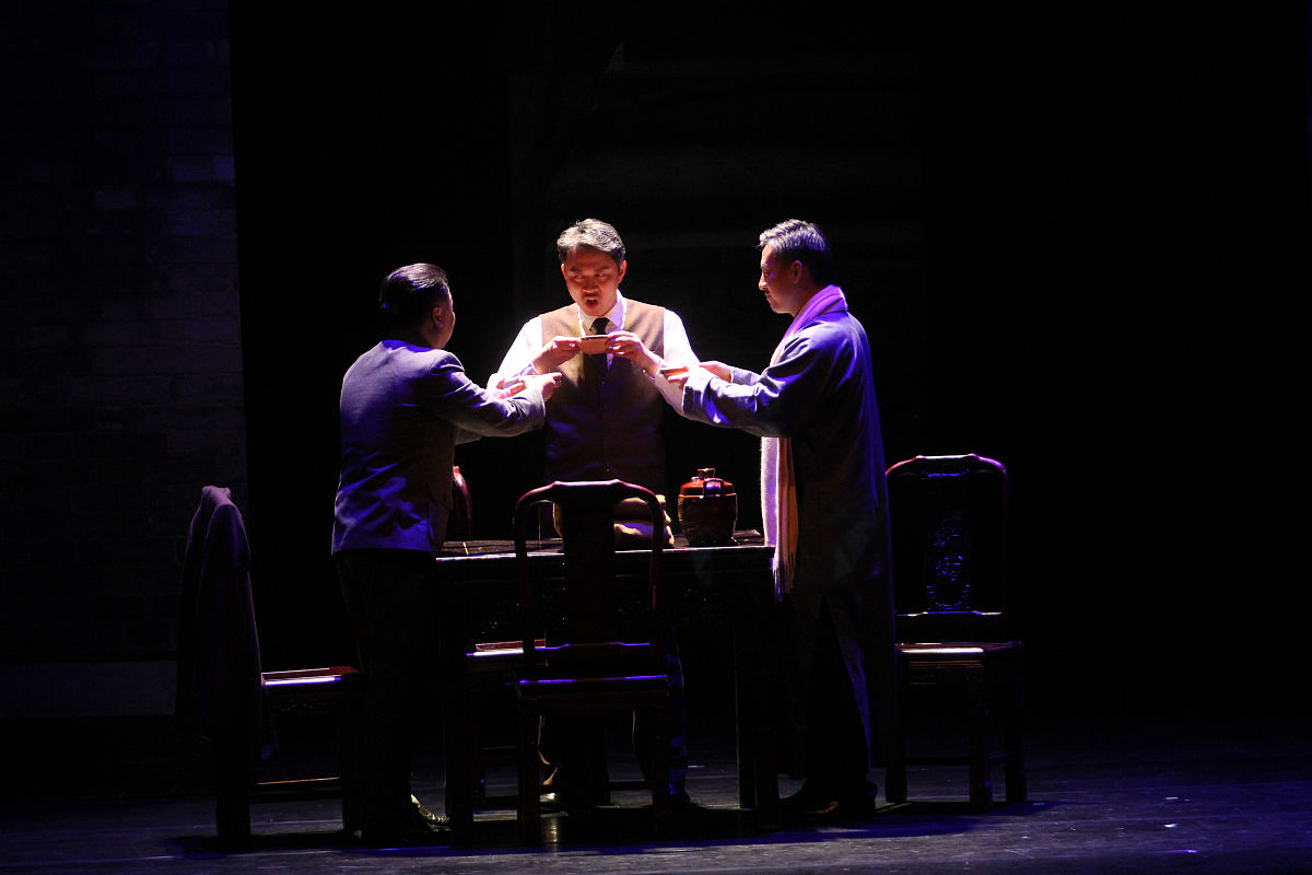 老舍话剧《茶馆》的艺术特点分析 - 现实主义与社会批判的杰作