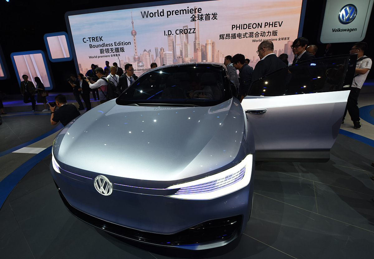 2017年4月19日,上海,参观者在参观大众id crozz概念车.***_***