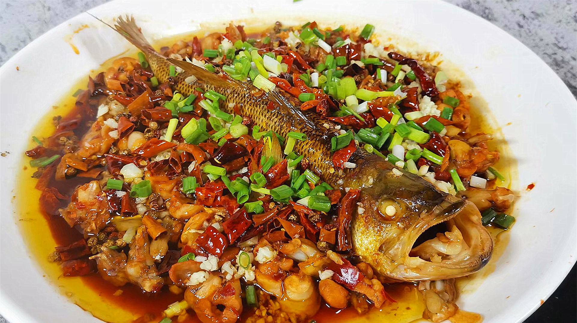 厨师长分享一道重庆江湖菜“蛙蛙鱼”,牛蛙和鲈鱼,又嫩又好吃