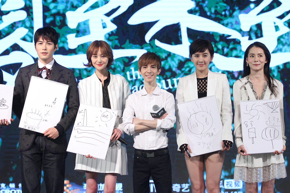 校园恋爱：两个女孩都爱他，他最终选择谁？