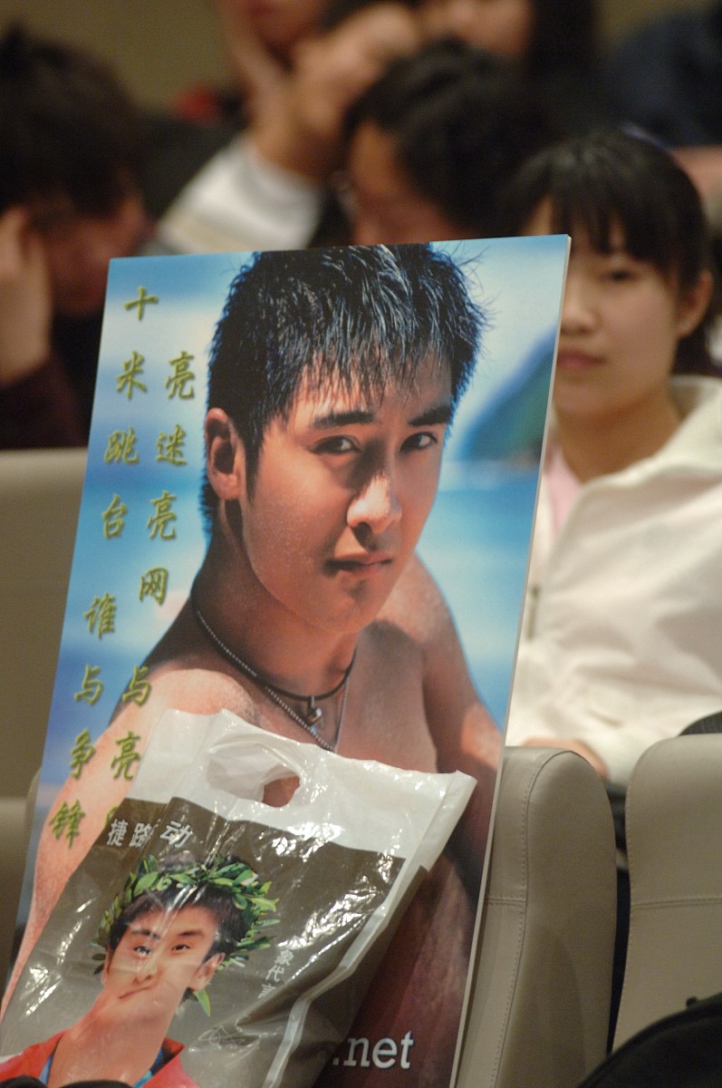2006年3月16日,北京,奥运跳水冠军田亮推出自传新书《最亮的十米》.++