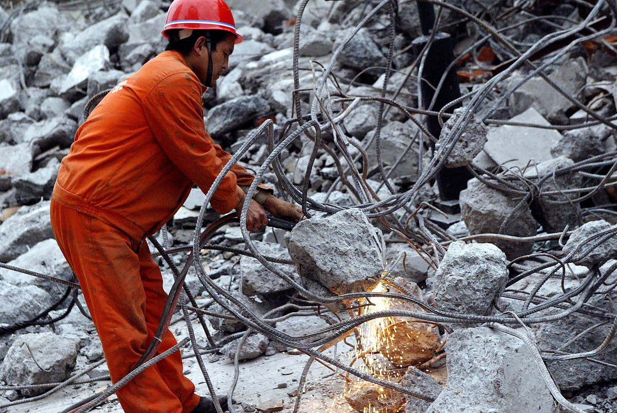 建筑工程指通过对各类房屋建筑及其附属设施的建造和与其配套的线路、管道、设备的安装活动所形成的工程实体其中房屋建筑指有顶盖、梁柱、墙壁、基础以及能够形成内部空间满足人们生产、居住、学习、公共活动需要的工程。在建筑工程施工过程中一般需要破碎机处理建筑石块垃圾或者破碎较大的石块在破碎机工作过程中会因碎石的飞溅与破碎机内壁撞击发出噪音噪音过大不仅会影响工人之间的声音交流而且工人长期在噪音环境中工作会损伤工
