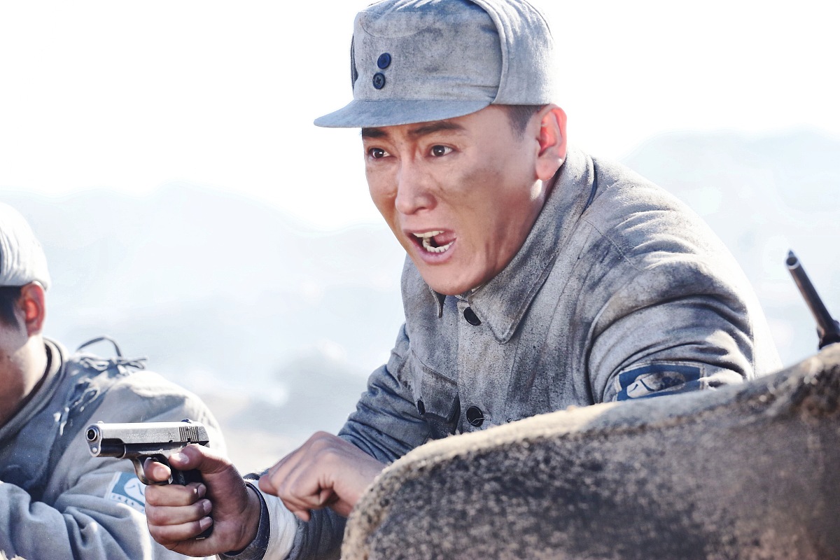 给我写一篇亮剑第一集影视解说类短视频口播文案400字左右