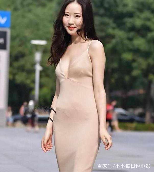街拍:妖娆妩媚的姐姐小美女,一件吊带开叉裙,尽显熟女裸体日韩美女_图片