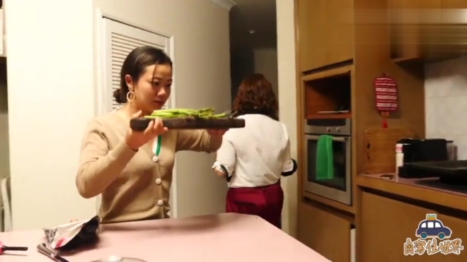 房东请客吃饼干,是她曾祖父140年前创立的,现成为澳洲传统美食