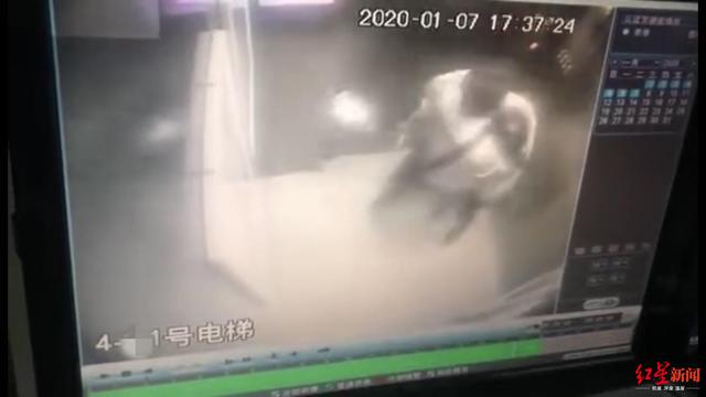 女业主电梯内遭陌生男子捂嘴勒脖
