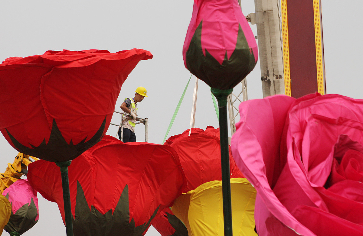 2015年09月20日,北京,北京天安门广场,工人正在制作"鲜花",并用吊车吊