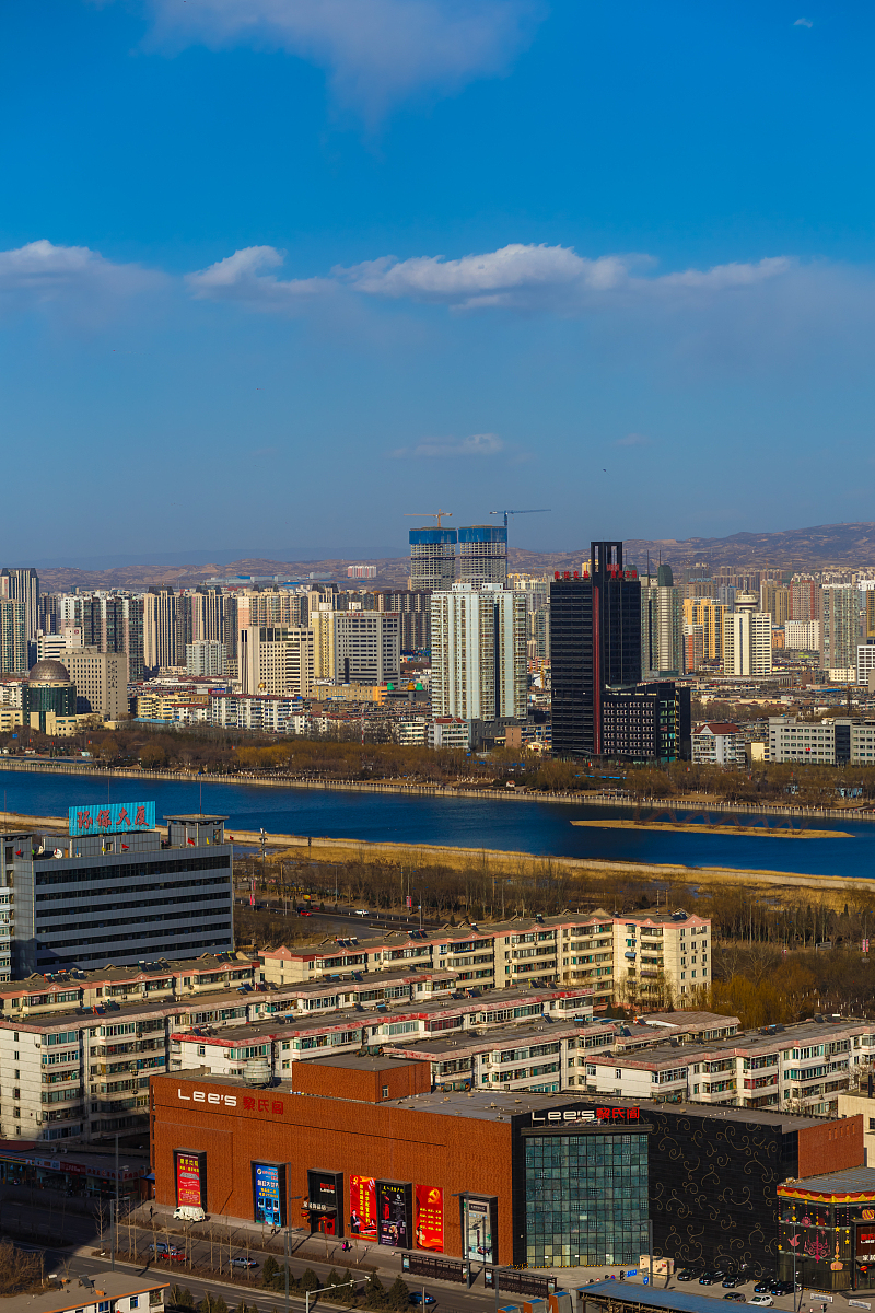 2015年2月25日,山西省太原市,太原迎泽西大街,迎西宾馆楼顶.***_***