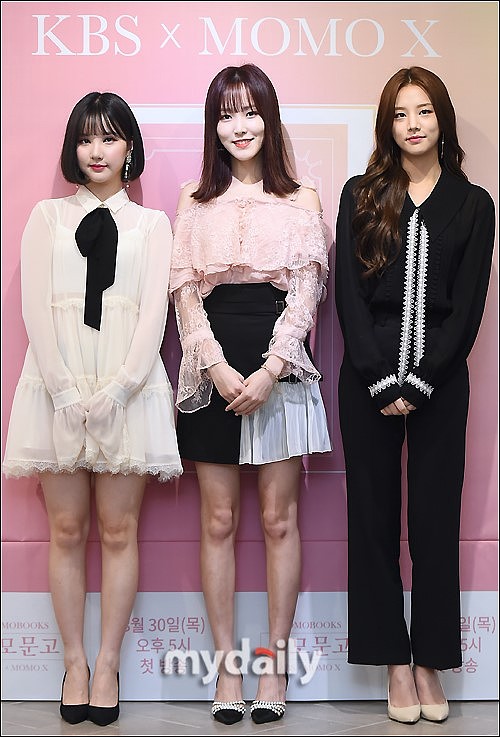 图像传感器图像传感器是一种能够将光信号转换为电信号的器件常用于数字相机、智能手机、安防监控等领域。其工作原理是利用光电效应将光子转化为电子然后将电子信号转换为数字信号最终形成一张数字图像。目前常用的图像传感器有CMOS和CCD两种类型其中CMOS传感器具有低功耗、高集成度等优点而CCD传感器则具有高灵敏度、低噪声等优点。随着技术的不断发展图像传感器的分辨率、灵敏度和动态范围等性能也在不断提高。新招