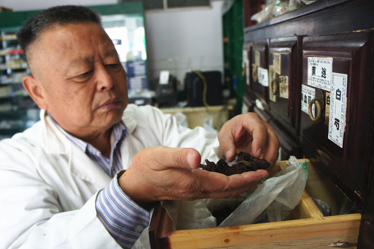 2005年11月1日出生的人到2023年10月14日是否成年？