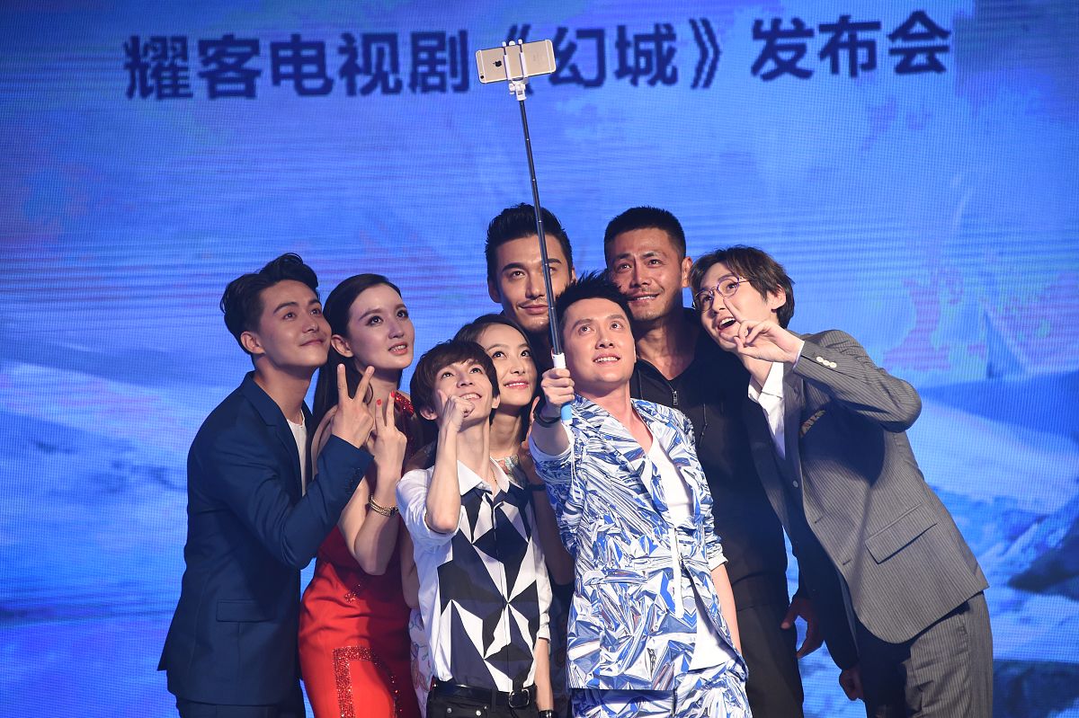 2015年0<strong>8</strong>月12日,北京,改编自同名小说的电视剧《幻城》举办开机发布会