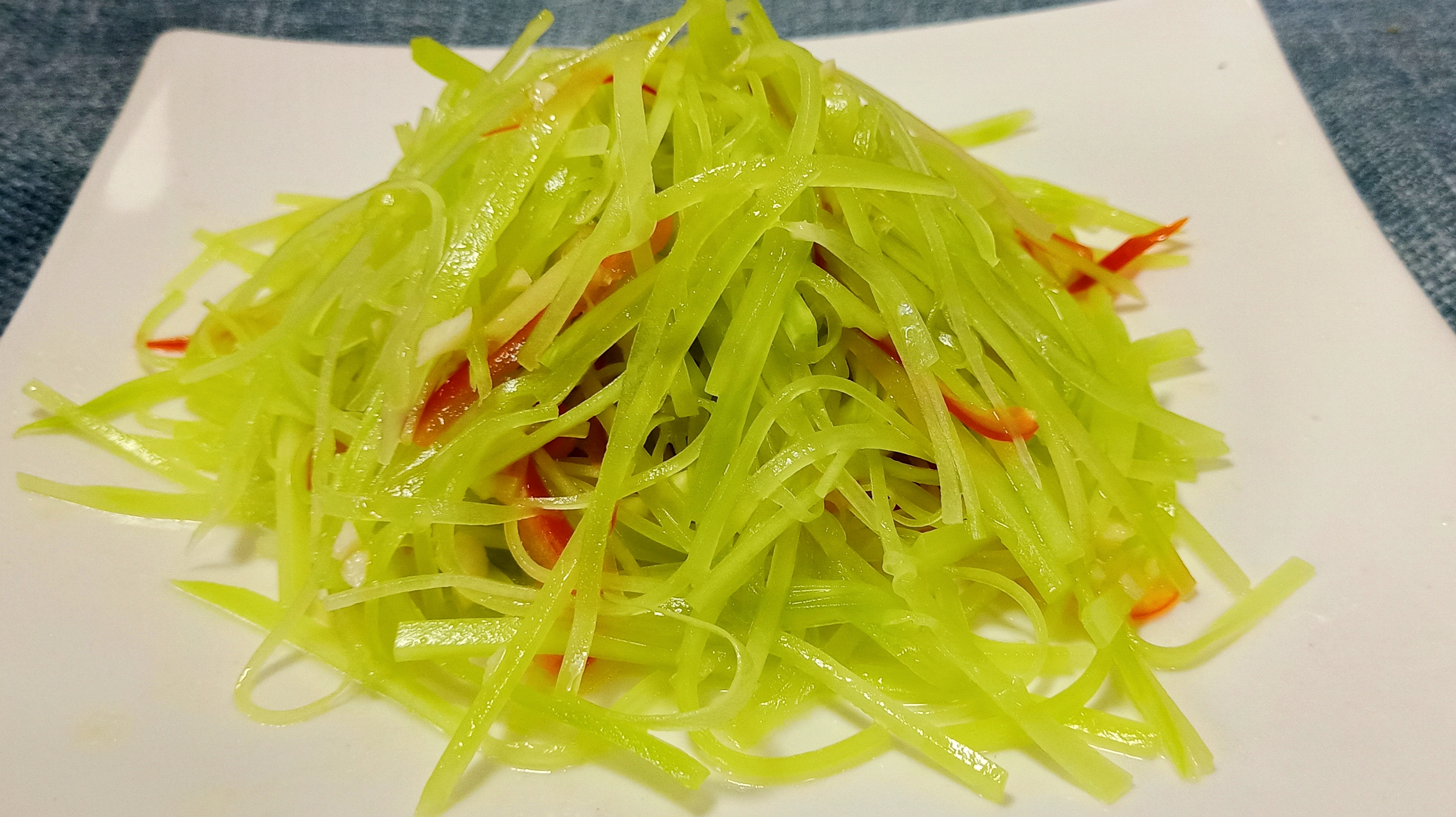 凉拌窝笋,很多人喜欢吃的一道凉菜,酸脆爽口开胃