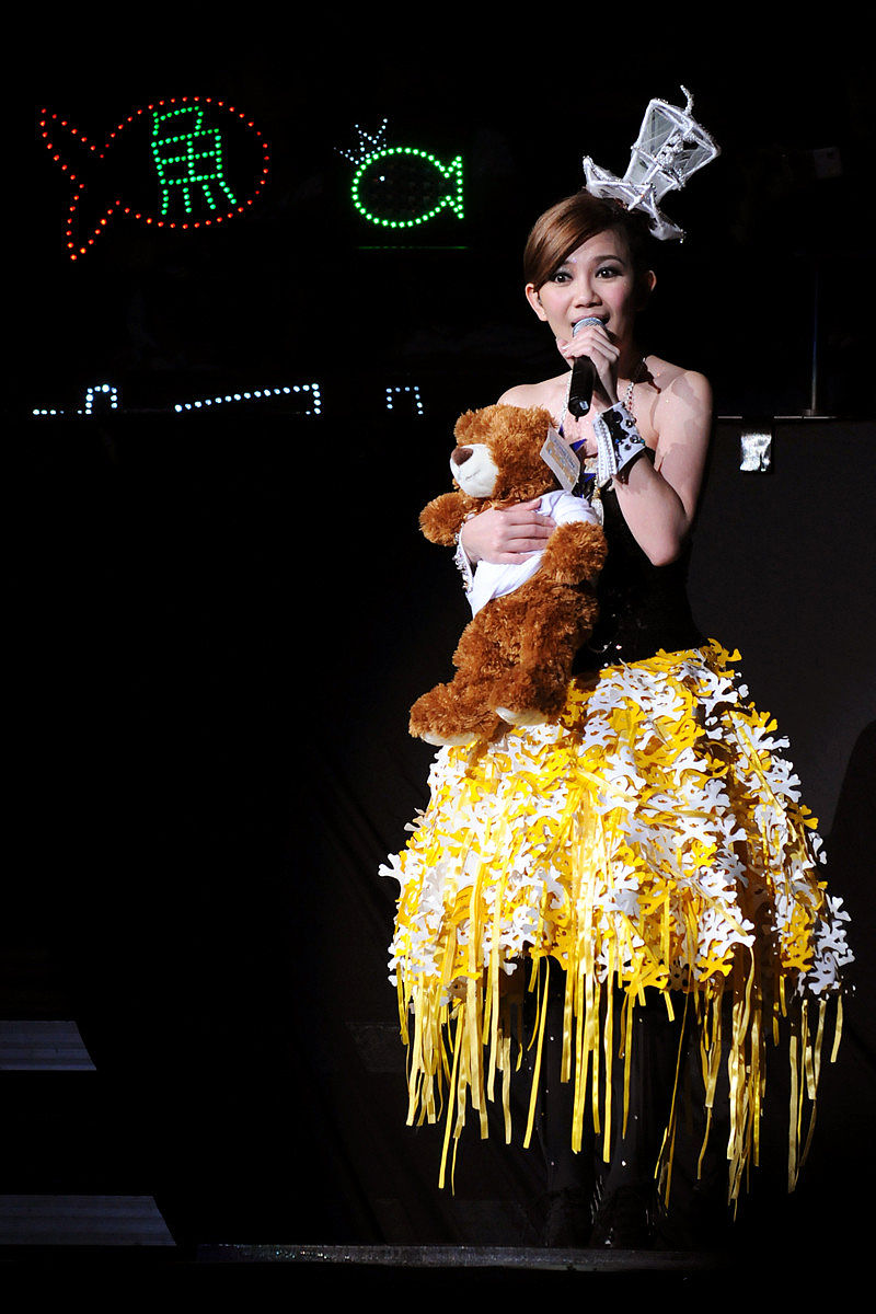 晚上好，有什么需要我帮忙的吗？