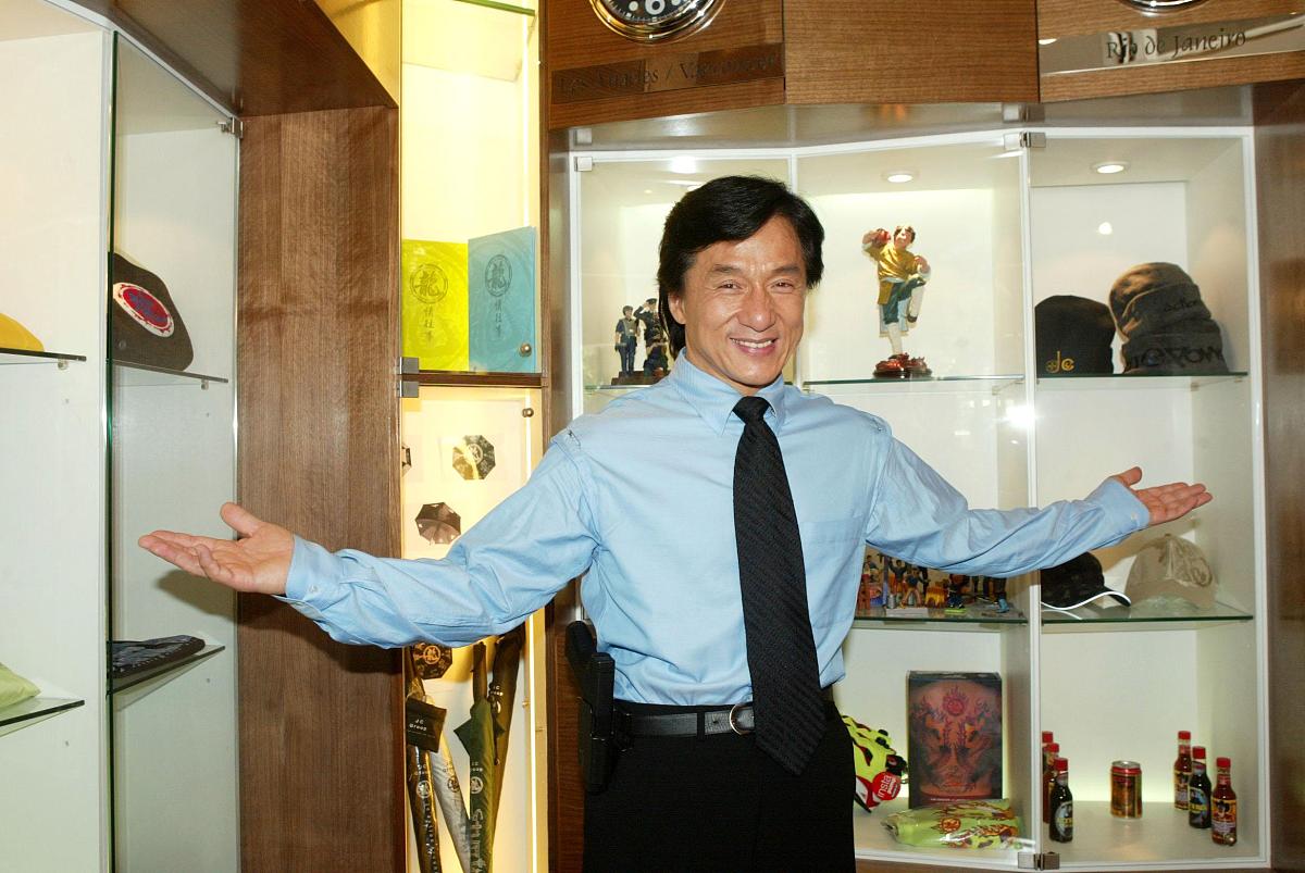 2003年9月25日,《新警察故事》在香港举行记者会.成龙在他的公司展示