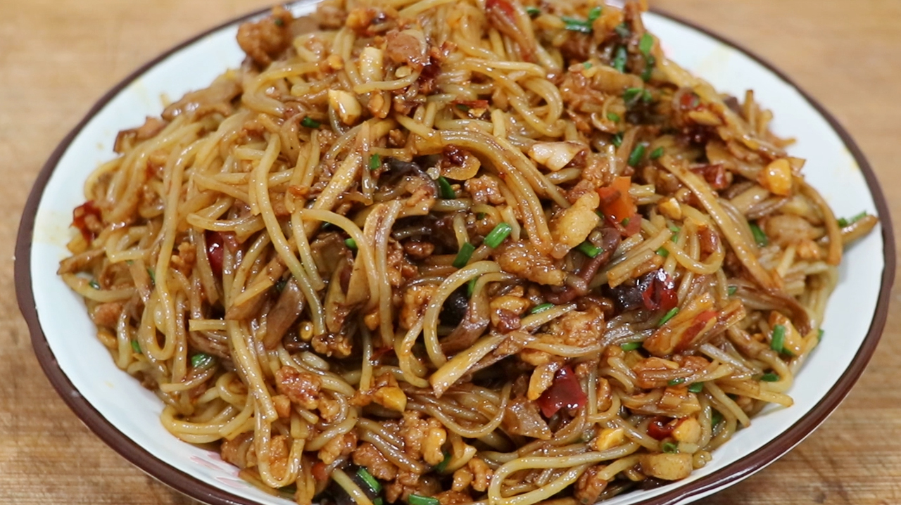 肉末粉丝这样做不粘锅不起坨,柔软劲道很下饭,出锅一大盘不够吃