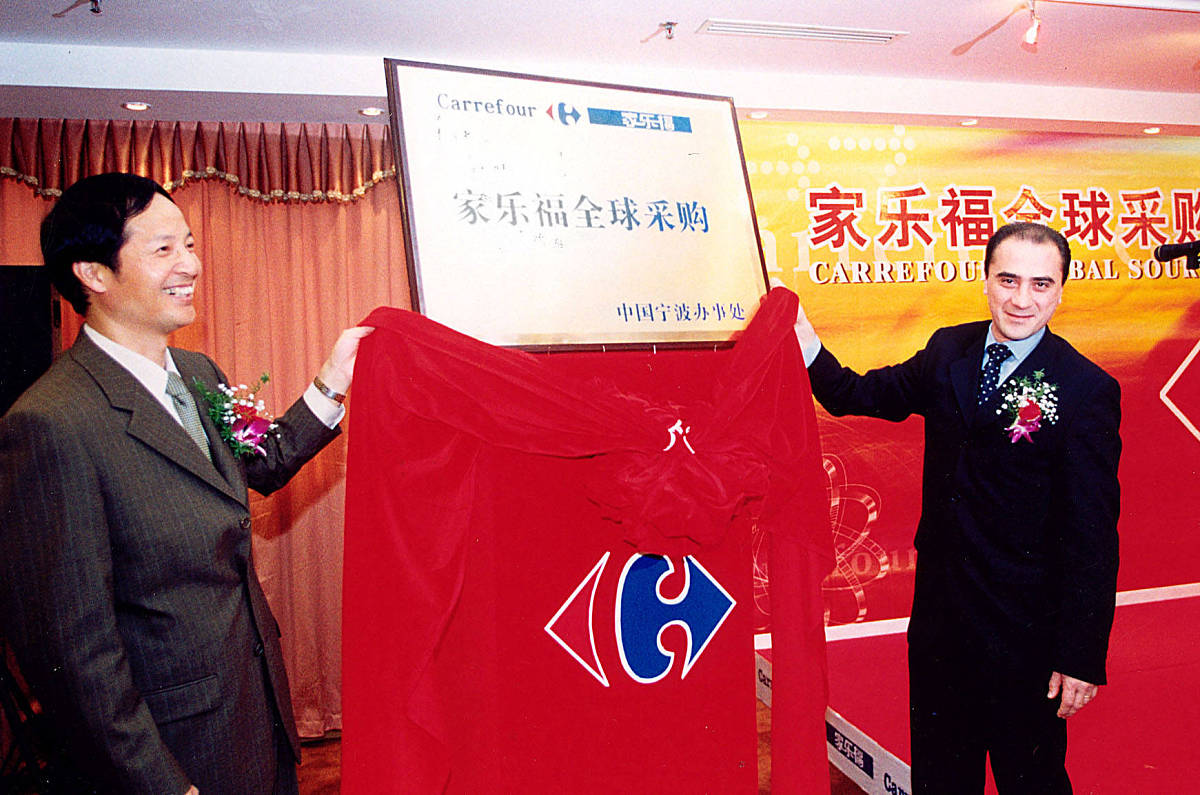 这是一道政府采购代理机构专职从业人员的题目：关于供应商提出质疑以下说法错误的是 A、供应商为自然人的应当由本人签字B、供应商为法人或者其他组织的应当由法定代表人、主要负责人或者其授权代表签字或者盖章并加盖公章C、供应商应当提交充分的证明材料D、质疑函应当包括必要的法律依据