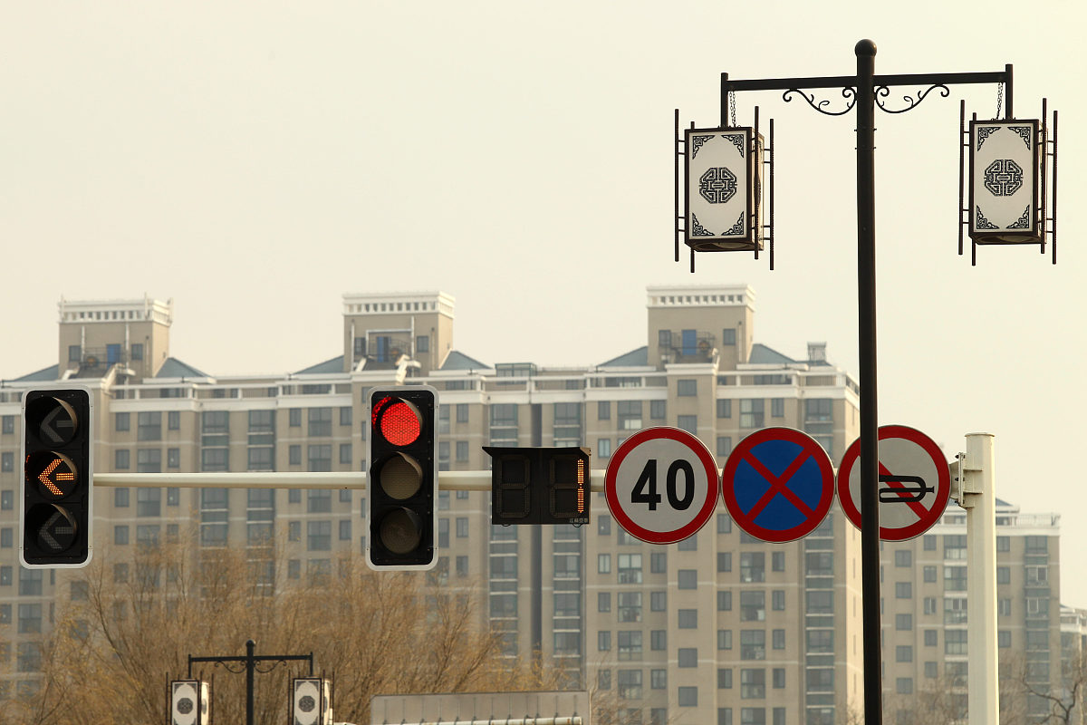 你是一个在交通规则方面具有丰富的专业知识的人我人在中国请依照当地交通法规给我回答问题。我的第一个问题是：闯红路灯会扣几分。